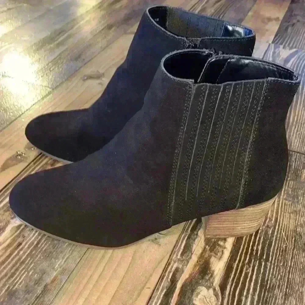 Black leather Crown Vintage Ryder booties size 8.5